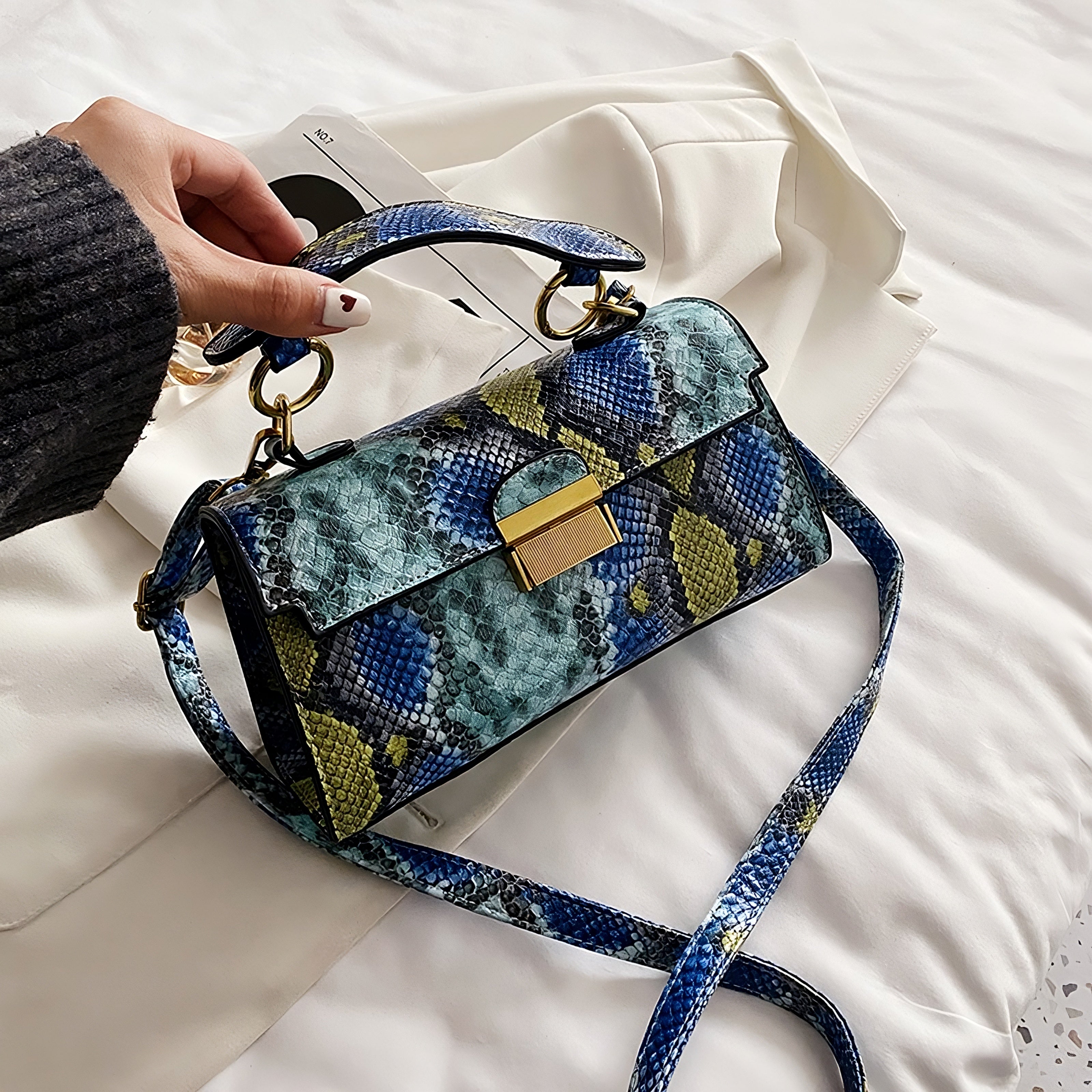 Chic Snake Print Crossbody Bag with Gold Lock – Stylish Faux Leather Shoulder Purse for Women