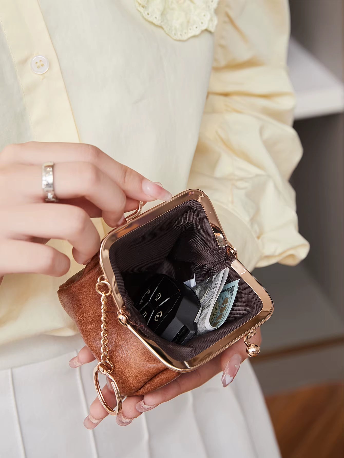 Retro Mini Lock Clip Coin Purse, Daily Portable and Cute Handheld Storage Bag for Girls, Solid Color Simple Key Bag